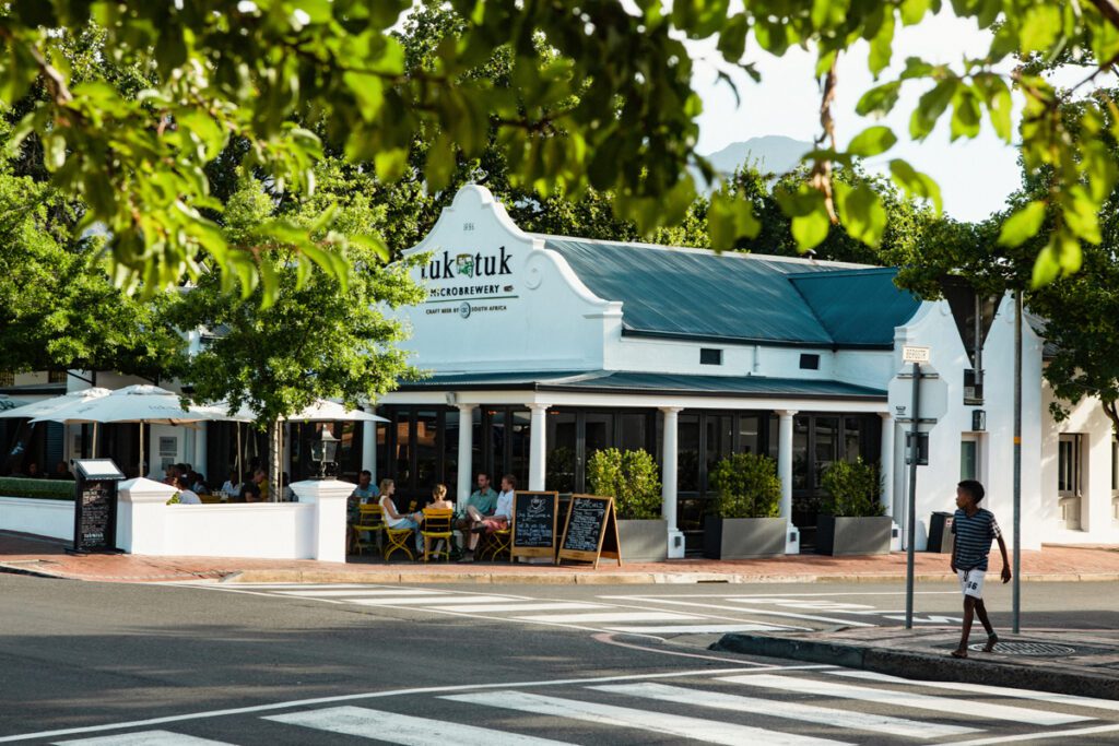 Franschhoek eller Stellenbosch? I Franschhoek finns Tuktuk brewery, här omgiven av grönska.